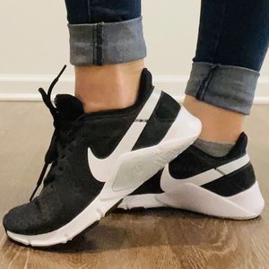 LIKE NEW 🖤 Nike Legend Essential 2 Sneaker 🖤 Women’s 8 🖤 Worn once! 🖤